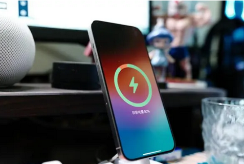 洱源苹果15换屏服务分享用什么充电器给iPhone15充电更好 